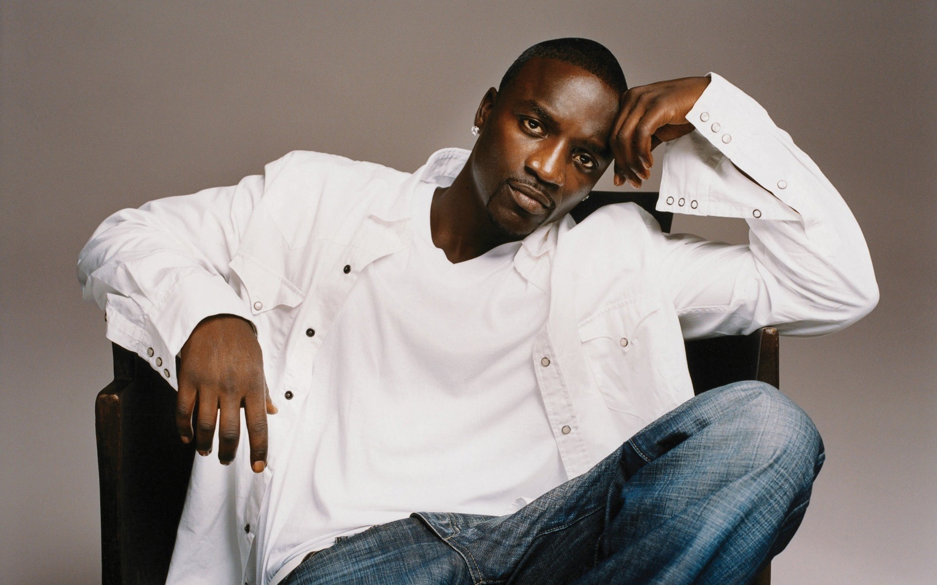 músicos solo adulto hombre retrato desgaste interior expresión facial música rap habitación akon artista de grabación autor r & b cartel akon