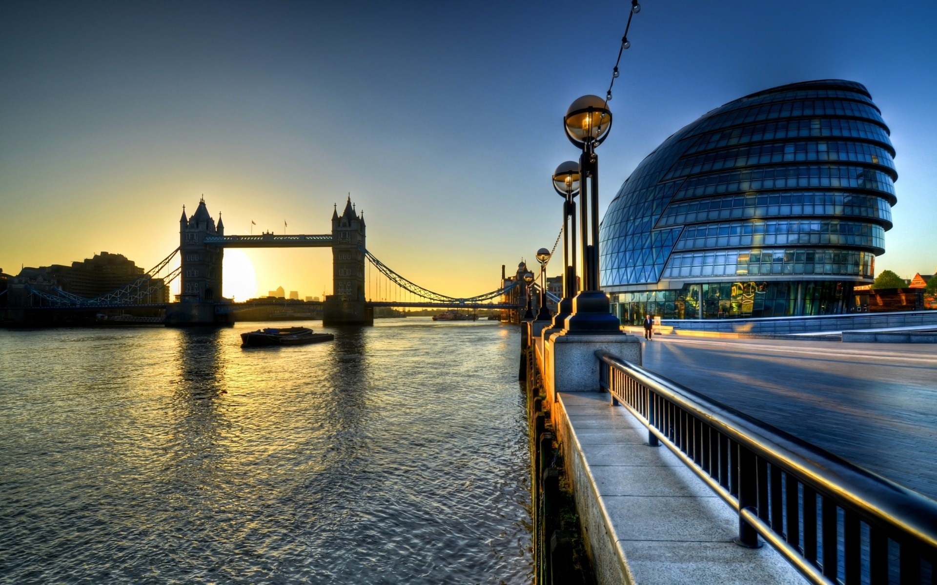 uk wasser architektur stadt haus fluss reisen reflexion brücke himmel sonnenuntergang städtisch stadt dämmerung skyline abend sehenswürdigkeit modern licht tourismus dämmerung drh london tower bridge uk