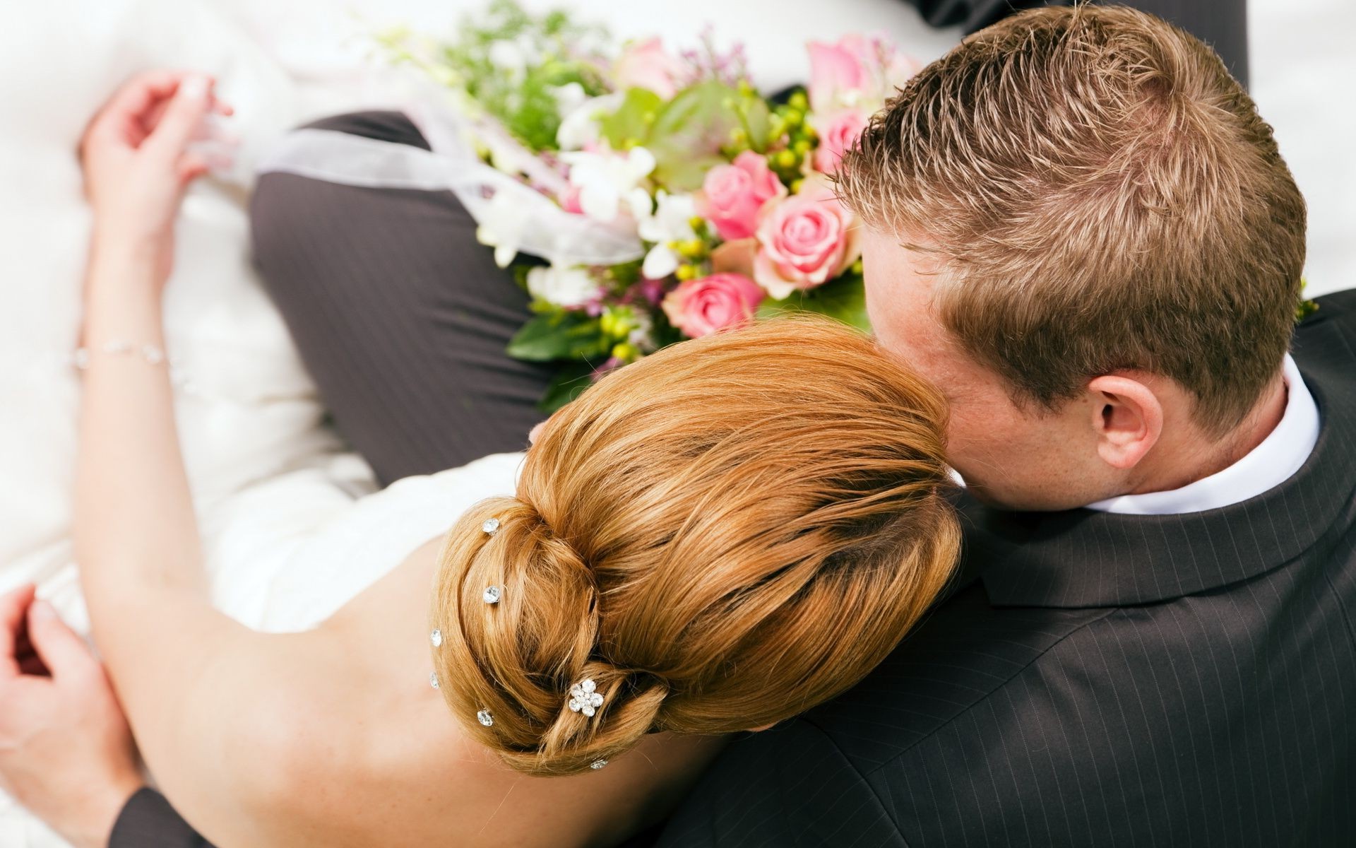 coppie innamorate donna famiglia amore al chiuso bambino uomo relax carino stare insieme giovane romanticismo