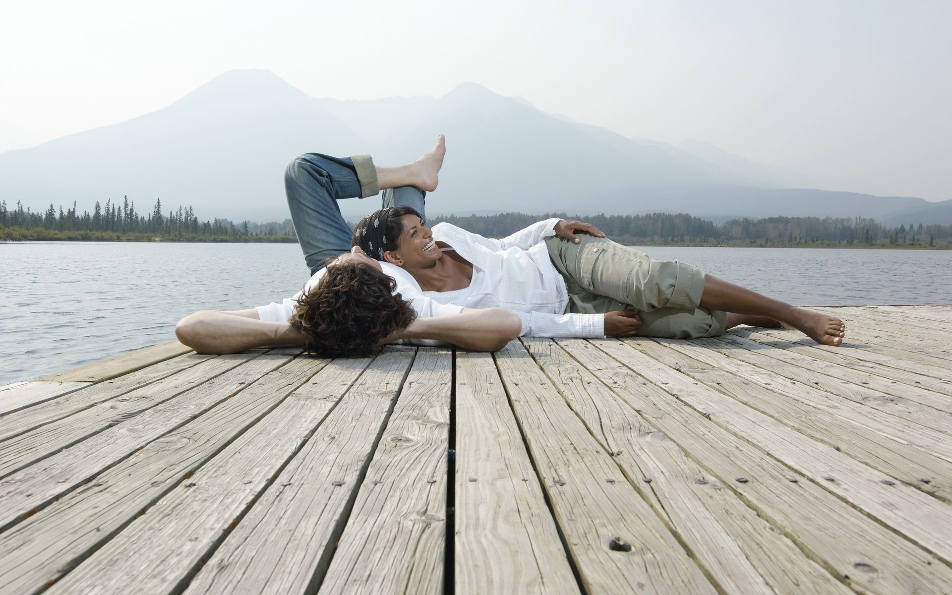 coppie amanti acqua vacanze vacanze relax estate mare legno yoga natura all aperto molo cielo viaggi stile di vita oceano spiaggia mare