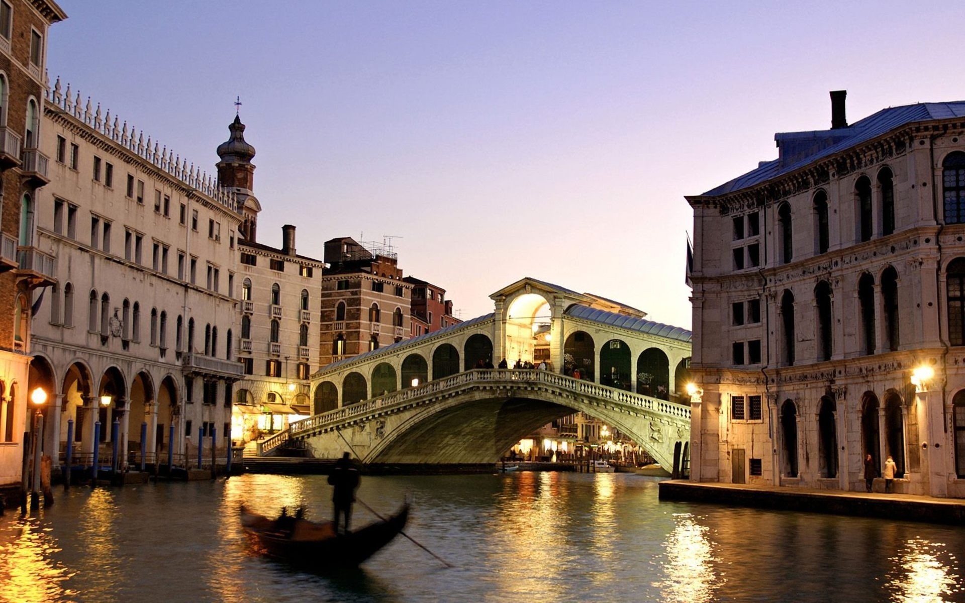 itália arquitetura viagens veneziano canal ponte gôndolas antigo casa ao ar livre rio cidade crepúsculo velho gótico céu água turismo