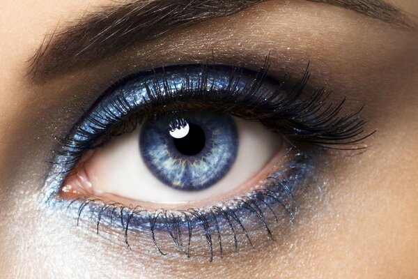 Maquillaje del ojo azul de la mujer