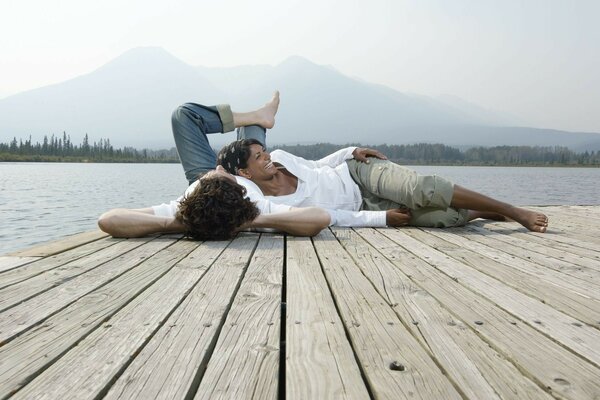 Pareja se relaja en el lago