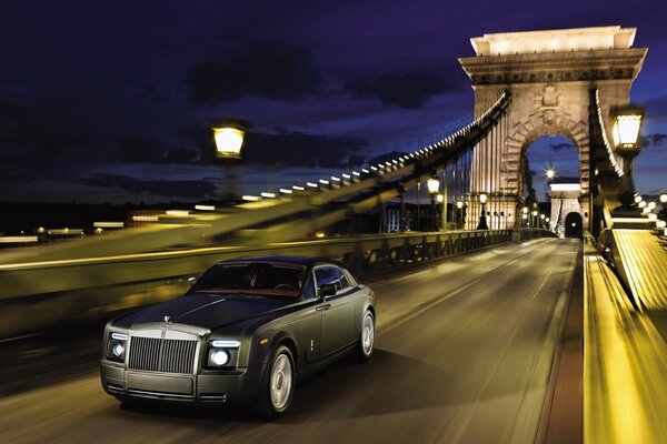 Auf der Straße ist ein schönes Auto rolls royce