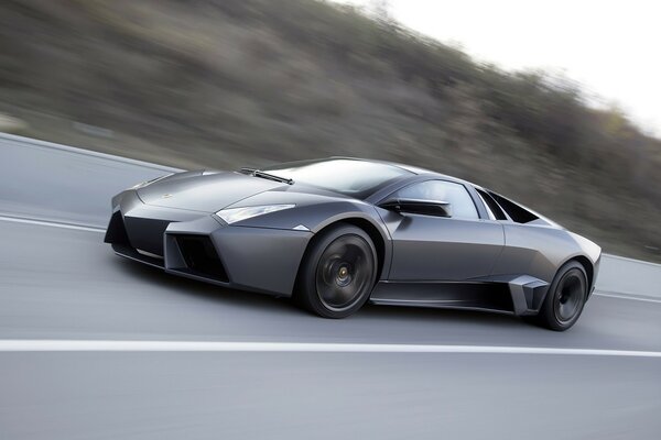 Lamborghini noir sur la route