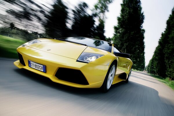 Voiture de sport jaune sur la route