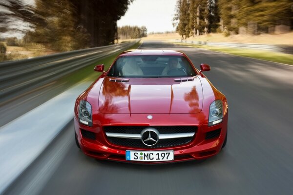 Roter Mercedes auf nassem Asphalt