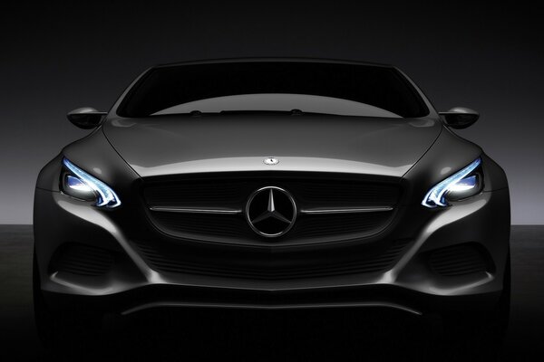 Imagen de un automóvil mercedes-benz sobre un fondo oscuro