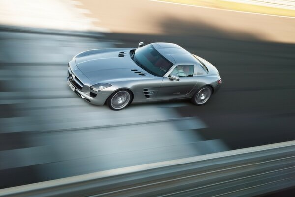 Mercedes gris en una pista borrosa