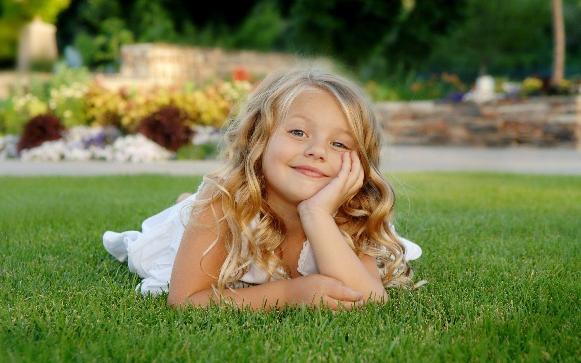 enfants dans la nature herbe nature été enfant parc pelouse mignon foin joie fille plaisir à l extérieur loisirs insouciant champ bonheur sourire