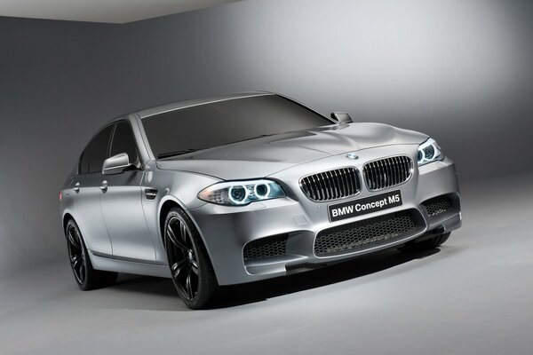 Voiture BMW gris sur fond gris