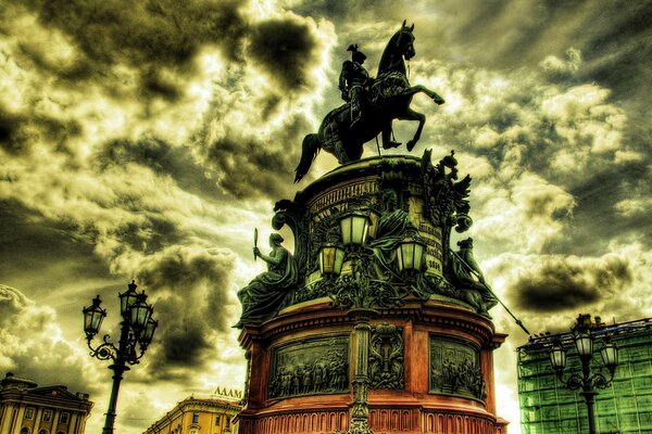 Monumento al jinete contra las nubes