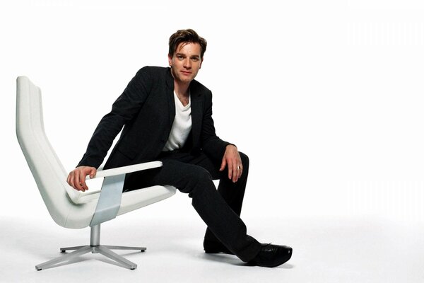 The actor advertises an office chair