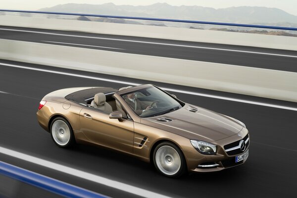 Cabriolet beige, Mercedes sur le bord de la route