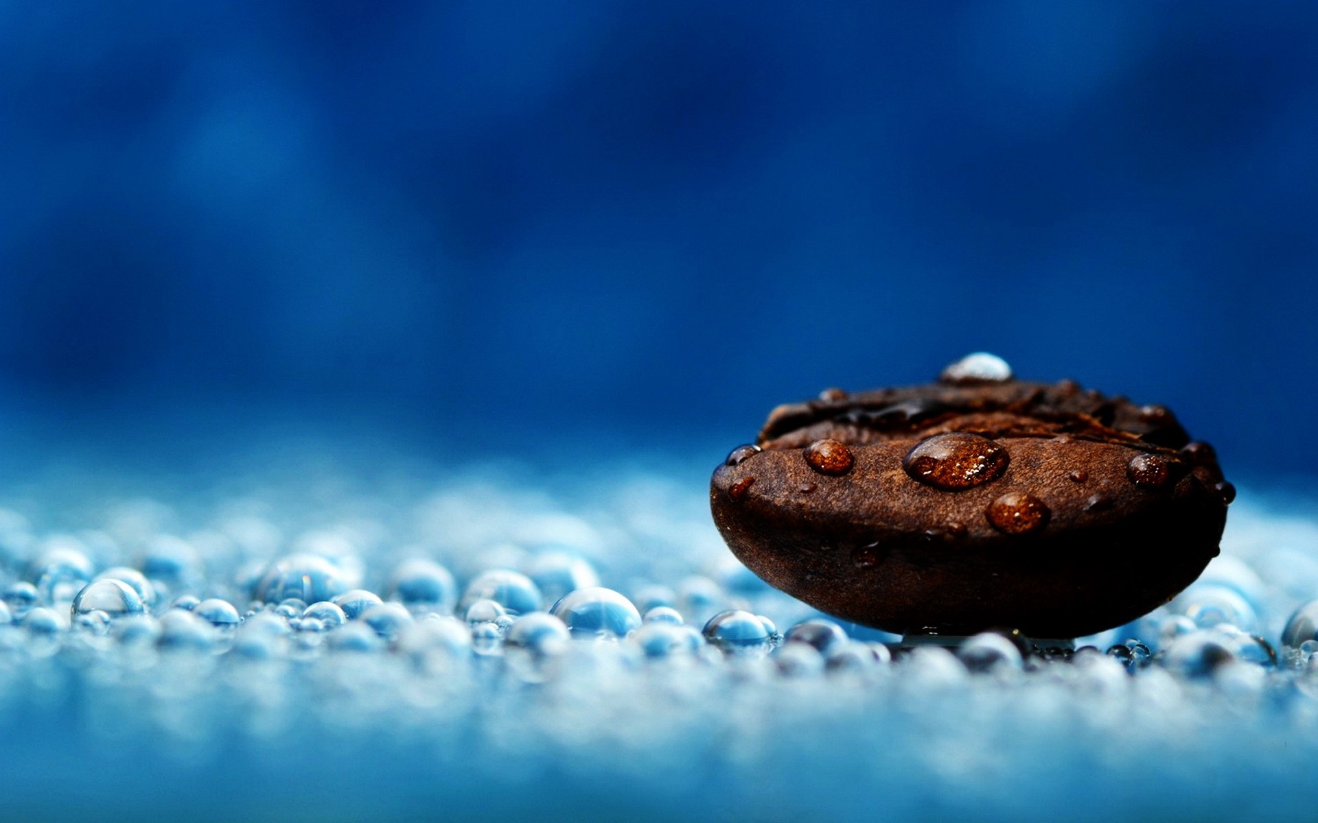 abstraktion tropfen wasser nass reflexion regen tropfen kalt flüssigkeit sauber hintergrund blau blase