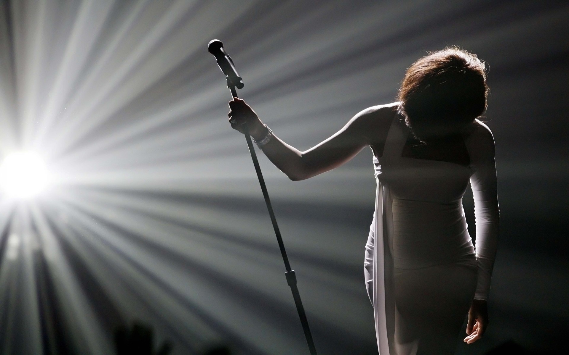 músicos música desempenho concerto cantor mulher palco músico solteiro luz