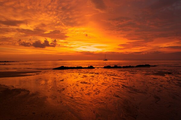 Einsamer Sandstrand trifft den Sonnenuntergang