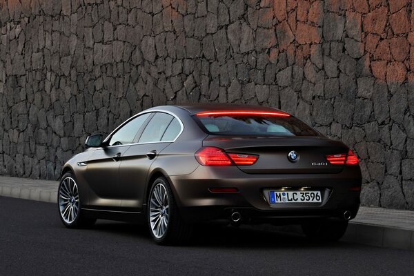 Noir sur le trottoir, une voiture BMW