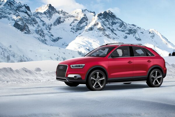 Les montagnes et la voiture rouge d Audi