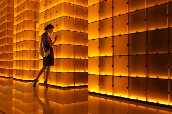 Ragazza in piedi in un posto insolito