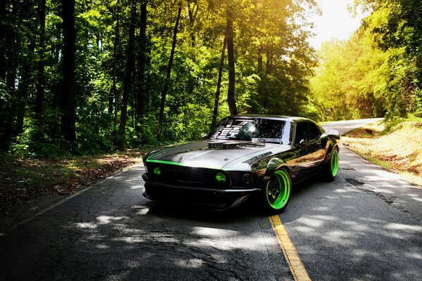 Ford mustang sur roues vertes sur fond de forêt