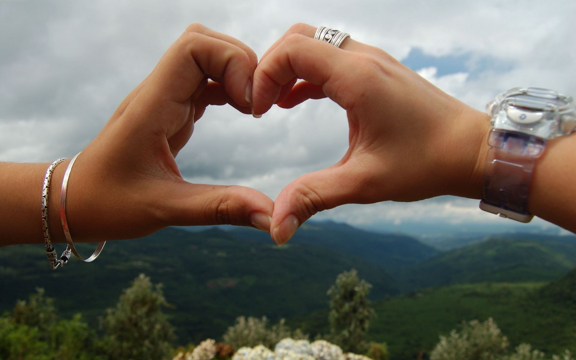 corazones mujer verano chica al aire libre naturaleza cielo agua manos adulto viajes playa solo vacaciones mar