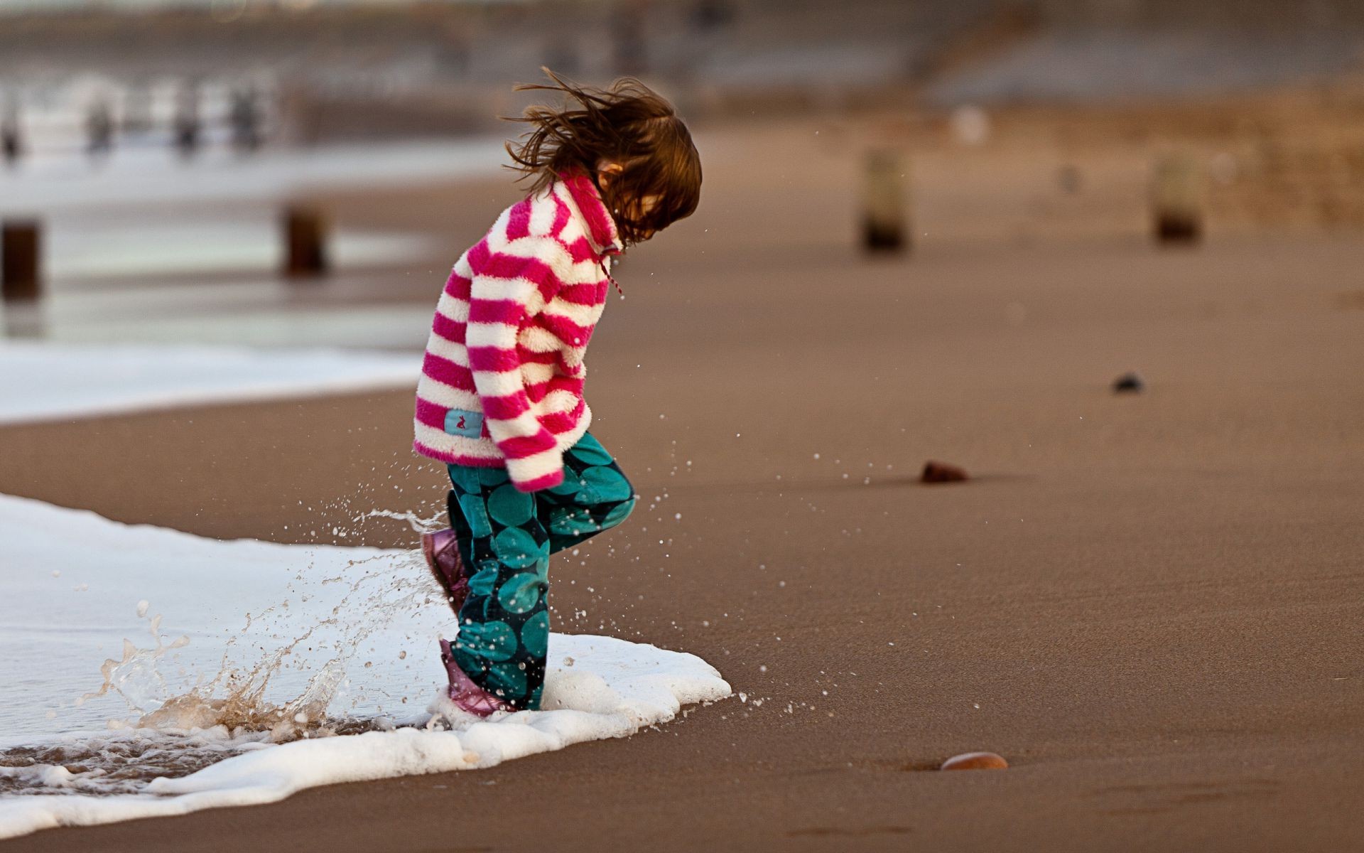 enfants enfant plage sable fille unique eau plaisir mer portrait à l extérieur voyage mer loisirs coucher de soleil vacances rue