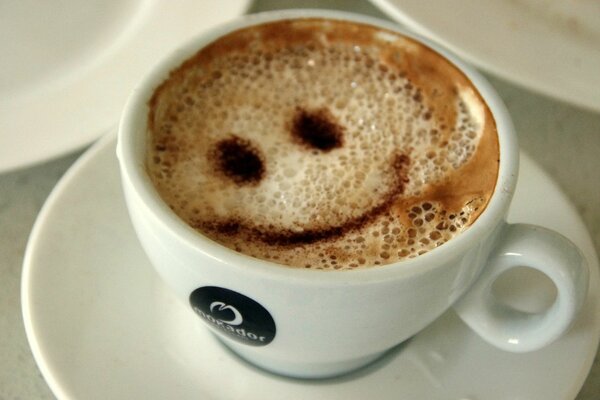 In einer Tasse Kaffee wurde ein Smiley gemalt