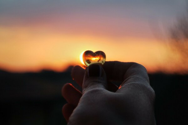 Hermosa puesta de sol en forma de corazón