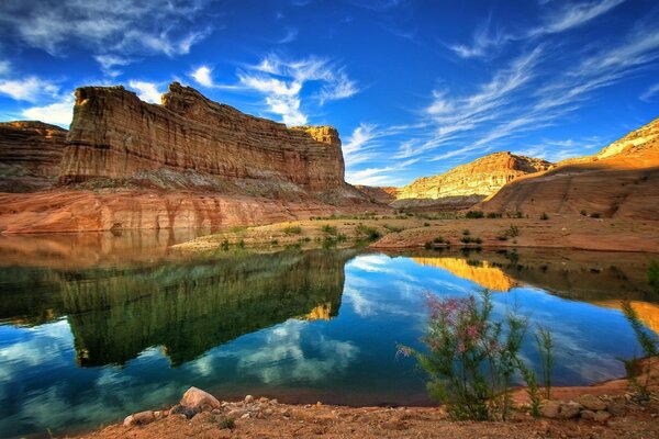 Lago Azul no canyon de rochas com camadas proeminentes de rocha