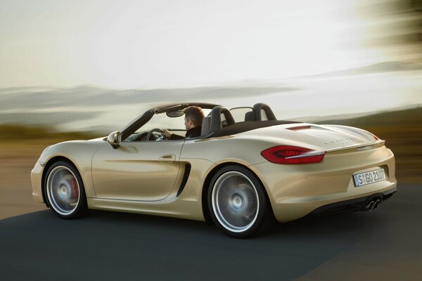 L uomo ha organizzato un test drive beige Porsche