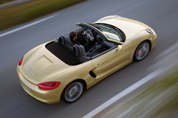 Un uomo in un auto beige si allontana