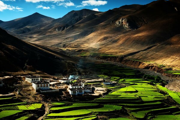 Afundar em paisagens, montanhas viajar através desta bela natureza