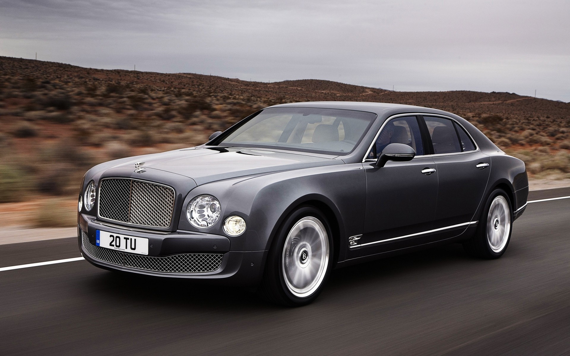 bentley auto auto schwarz mittags bürgersteig automobil asphalt schnell räder coupé motorhaube transportsystem beeilen sie sich limousine bentley mulsanne mit