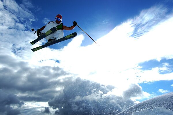 Skifahrer springen auf blauem Himmel Hintergrund