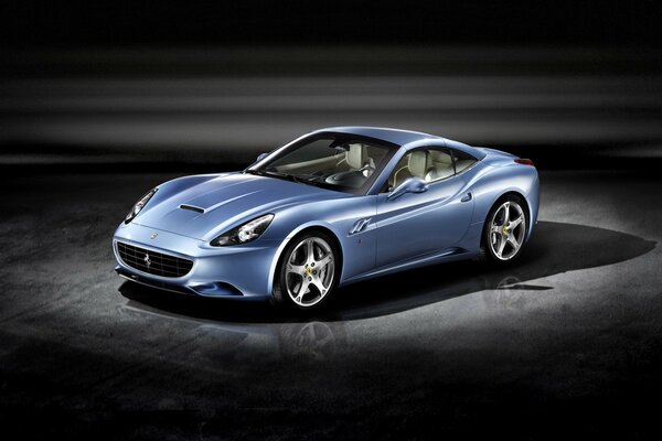 Синий ferrari калифорния на очень темном фоне