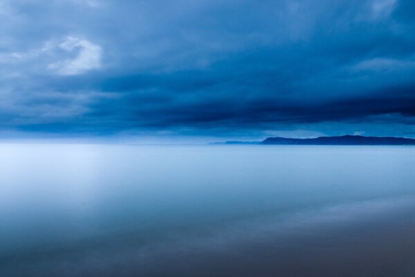 Cielo e acqua in tutte le tonalità di blu e blu