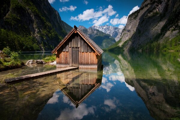 Bella natura di montagna con lago