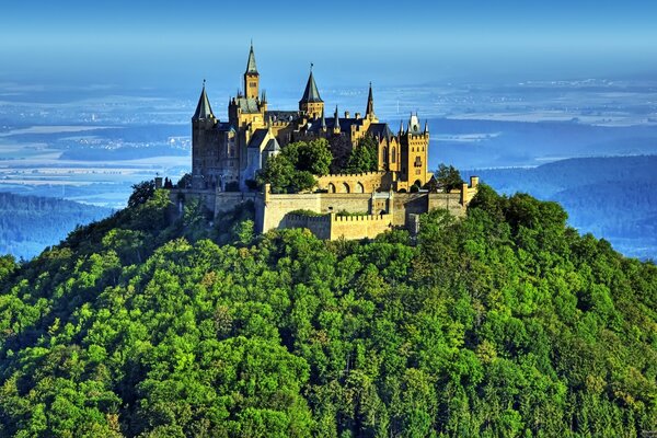 Eine riesige Burg auf dem Gipfel des Berges