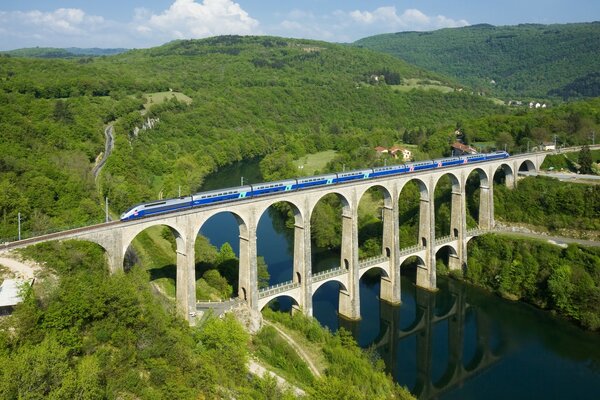 Train en marche sur le pont au-dessus de l eau