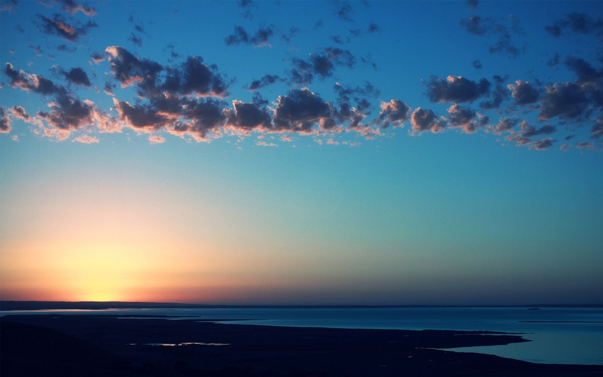 coucher de soleil et aube coucher de soleil ciel eau soleil soir aube paysage crépuscule été à l extérieur la nature scénique mer beau temps lumière lumière du jour océan mer plage