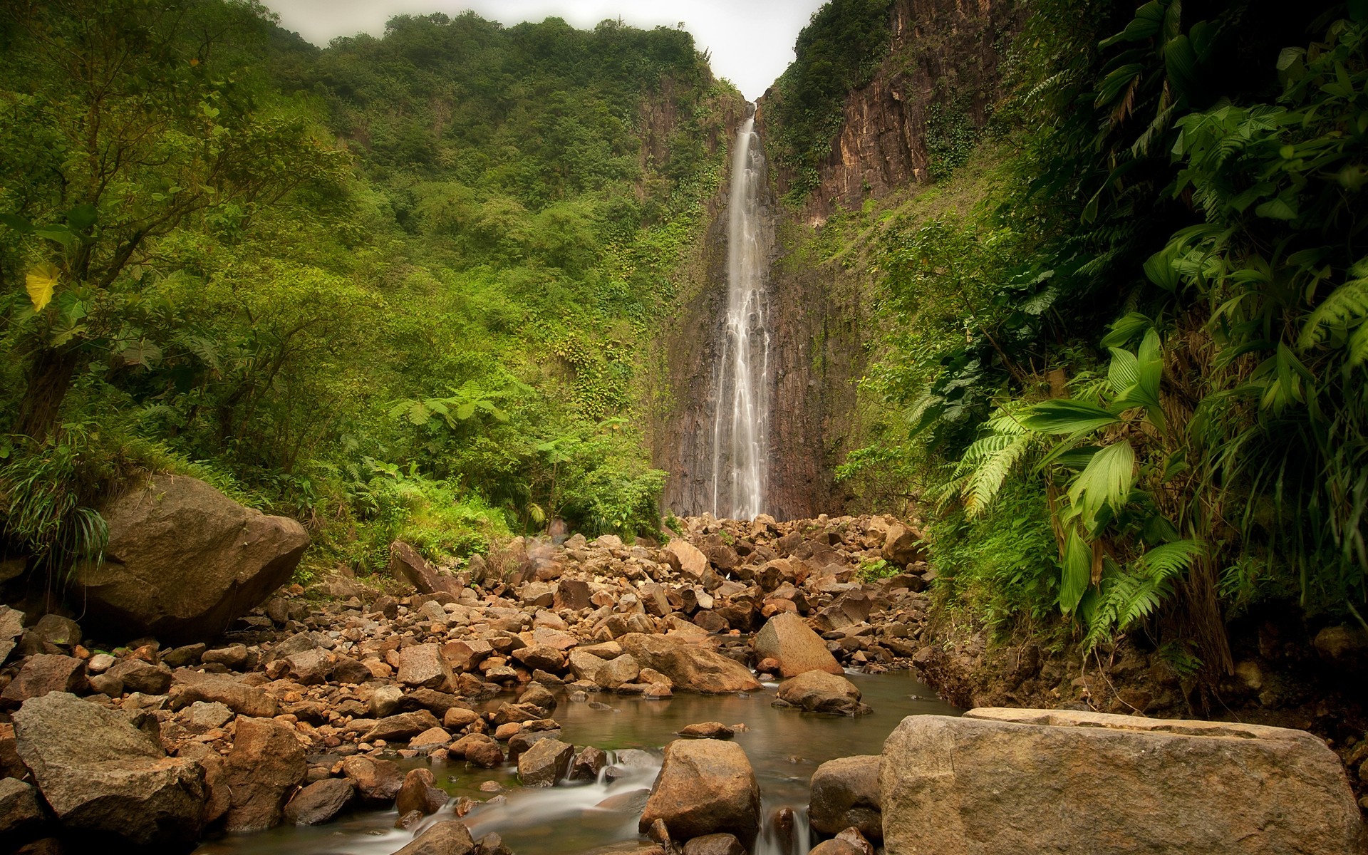 paesaggio acqua legno cascata viaggi all aperto albero fiume natura paesaggio roccia foglia montagna flusso luce del giorno autunno scenic ambiente verde alberi pietre montagna