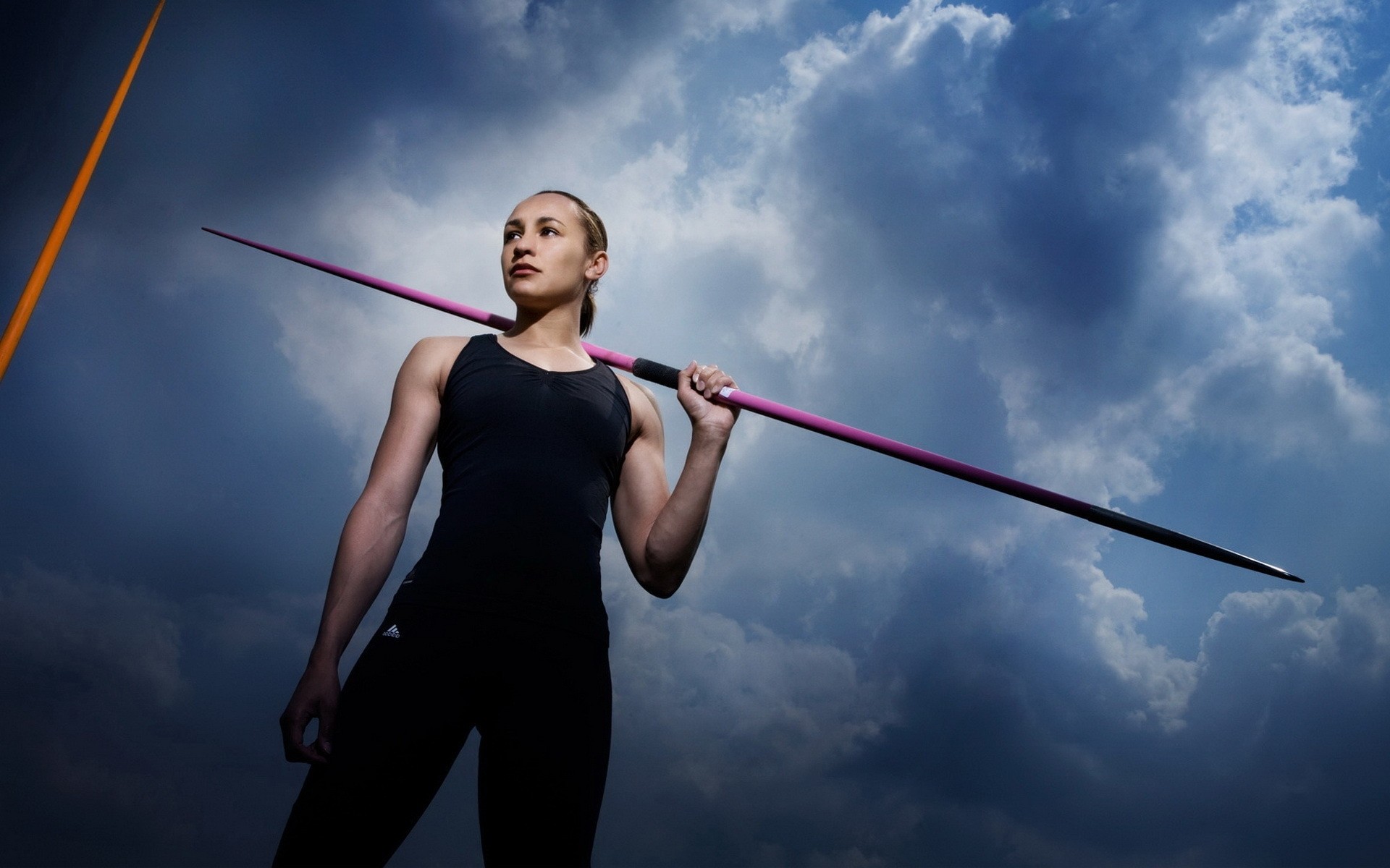 mujer atleta cielo solo al aire libre pista campo atleta mujer jessica ennis nubes