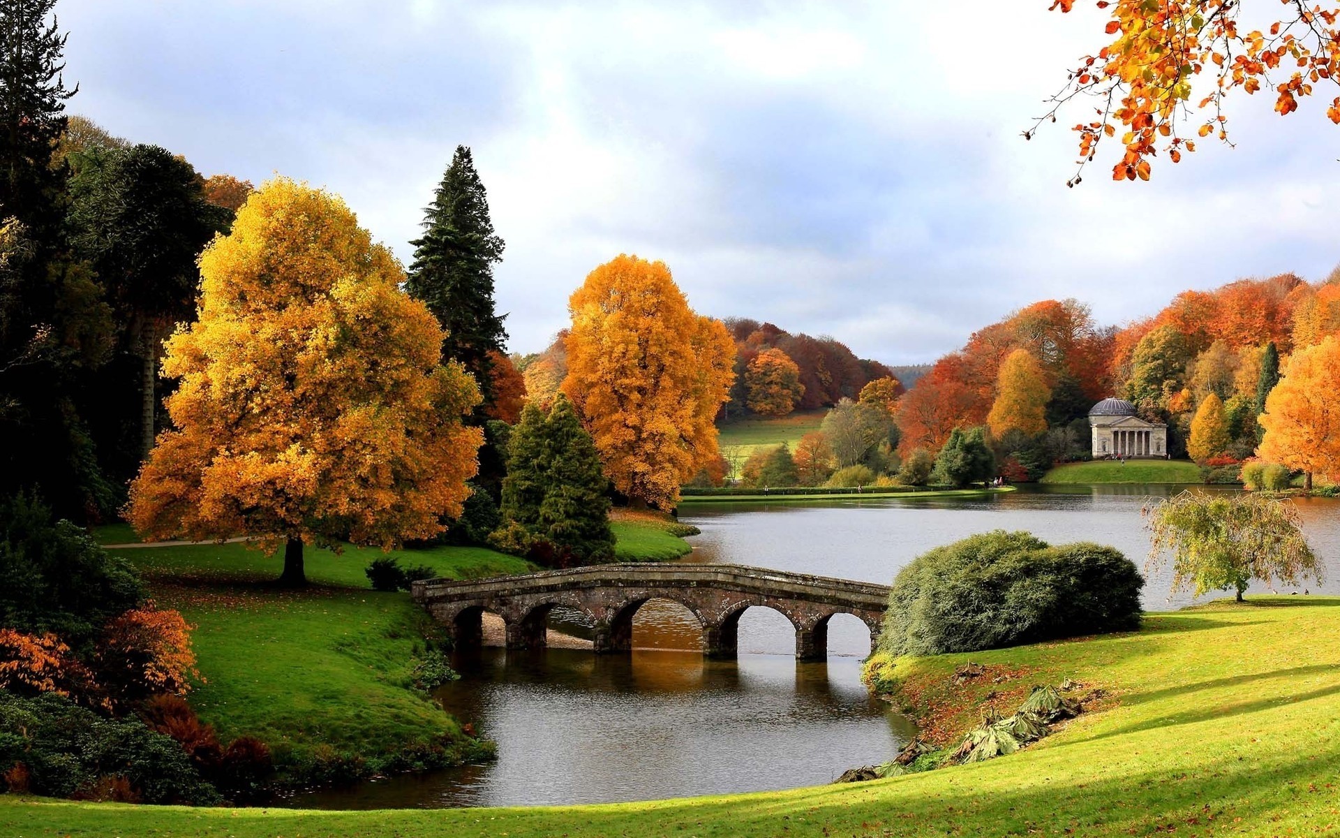 reino unido otoño árbol al aire libre naturaleza lago hierba hoja parque río agua paisaje viajes escénico cielo madera verano sangre fría luz del día oro puente palladino