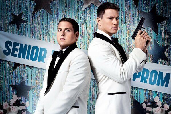 Affiche de film avec deux acteurs dans des vestes blanches avec des pistolets