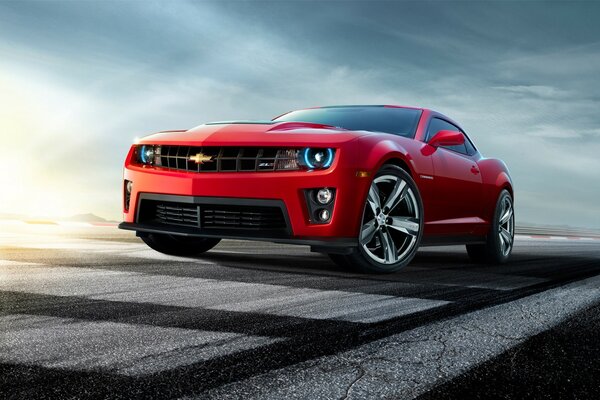 Carro esportivo vermelho contra o céu