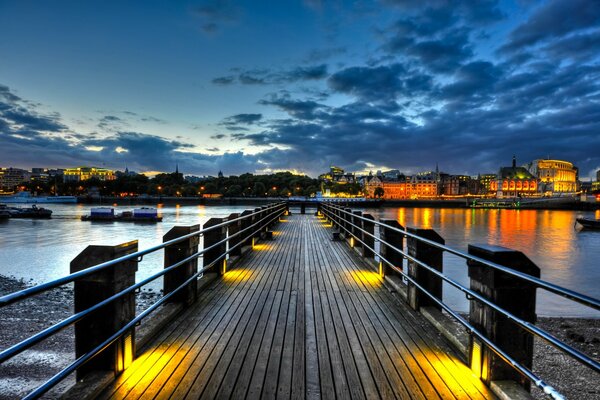 Muelle con vistas a la ciudad nocturna