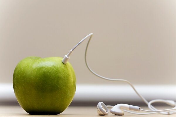 Nature morte d une pomme verte et les écouteurs qui y sont connectés