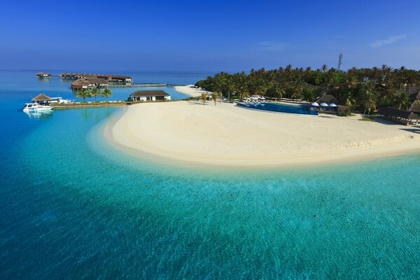 Lasurny Strand auf einer abgelegenen Insel