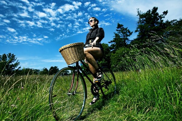 Coole Dame auf dem Fahrrad